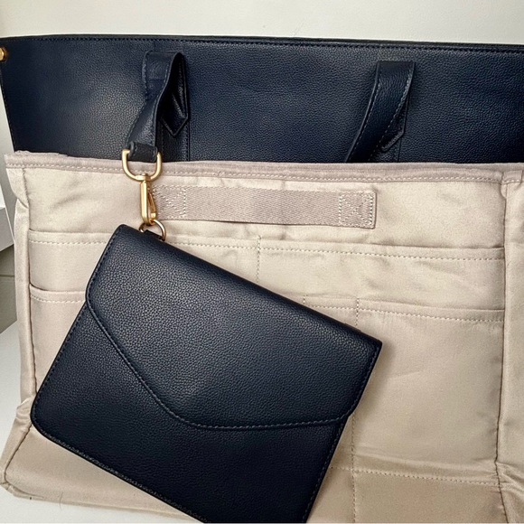 Thirty-One Signature Tote in Navy Smooth Pebble with Interior Organizer & Clutch - Picture 2 of 16